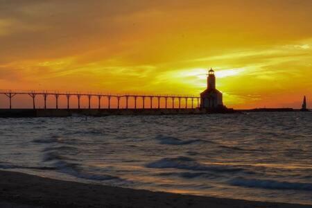 Spacious Upstairs 1Bed- Walking Distance To Beach Outlet Mall Michigan City Eksteriør billede