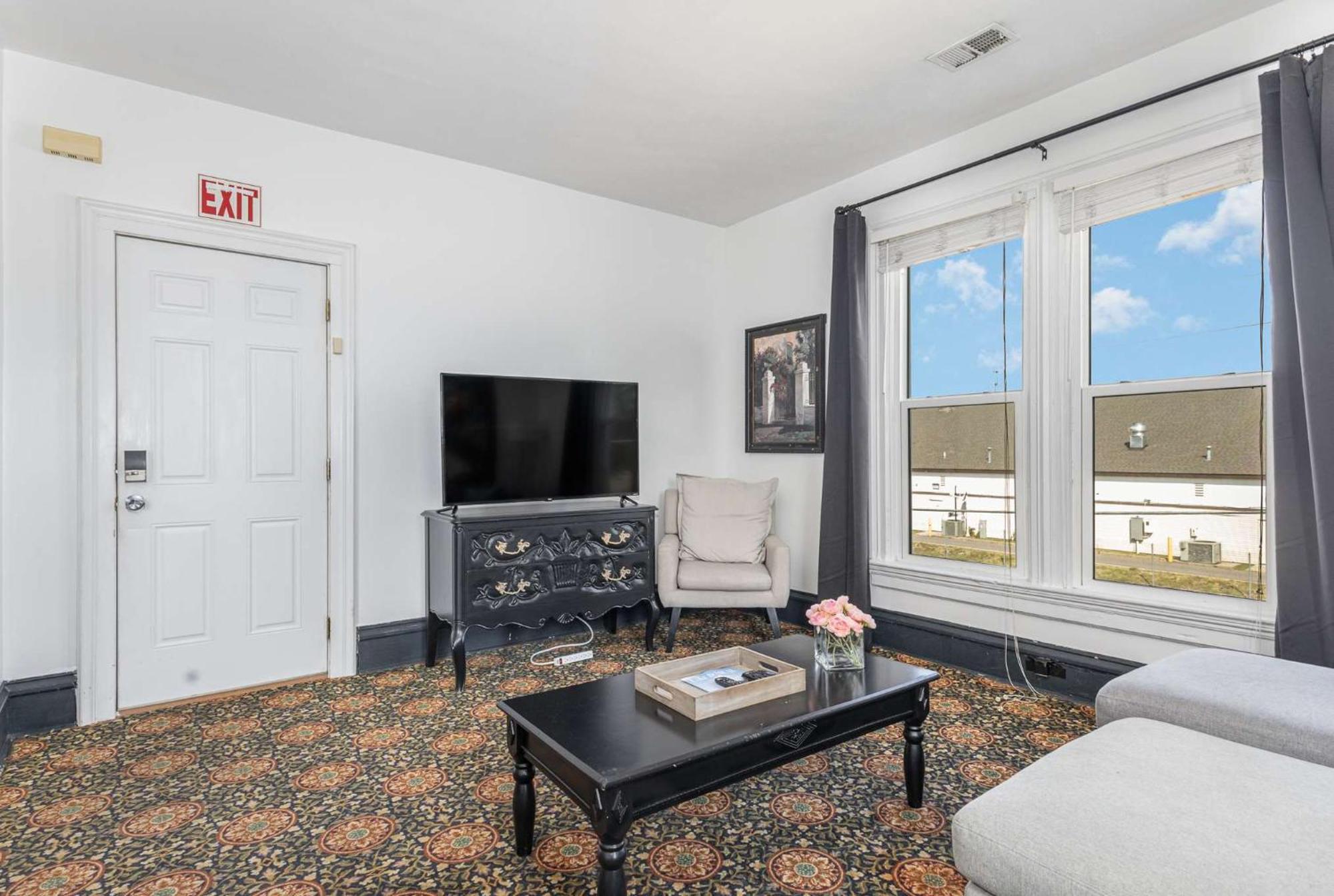 Spacious Upstairs 1Bed- Walking Distance To Beach Outlet Mall Michigan City Eksteriør billede